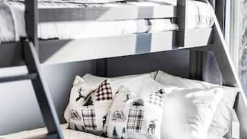 3 habitaciones, escritorio y tabla de planchar con plancha