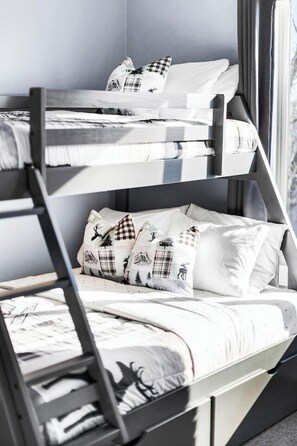 3 عدّة غرف نوم ومكتب ومكواة/لوح كي وسرير سفر