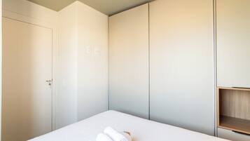 Apartamento | Cortinas blackout, ferros/tábuas de passar roupa, Wi-Fi de cortesia