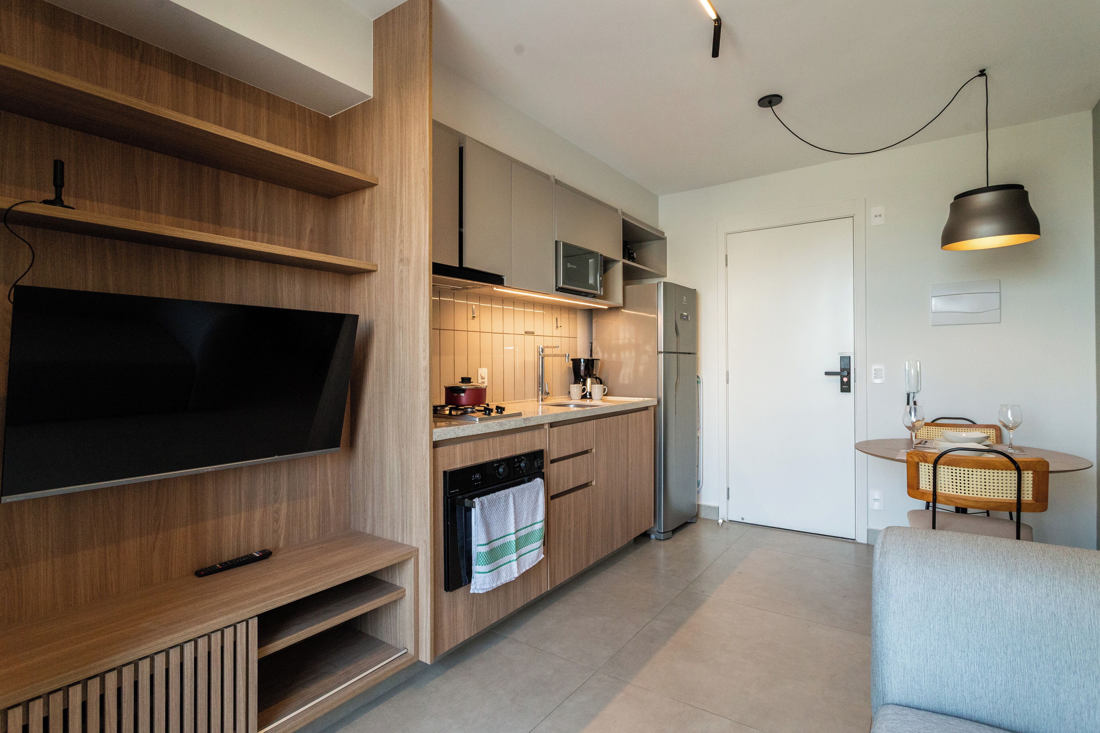 Cortinas blackout, tabla de planchar con plancha y wifi gratis 