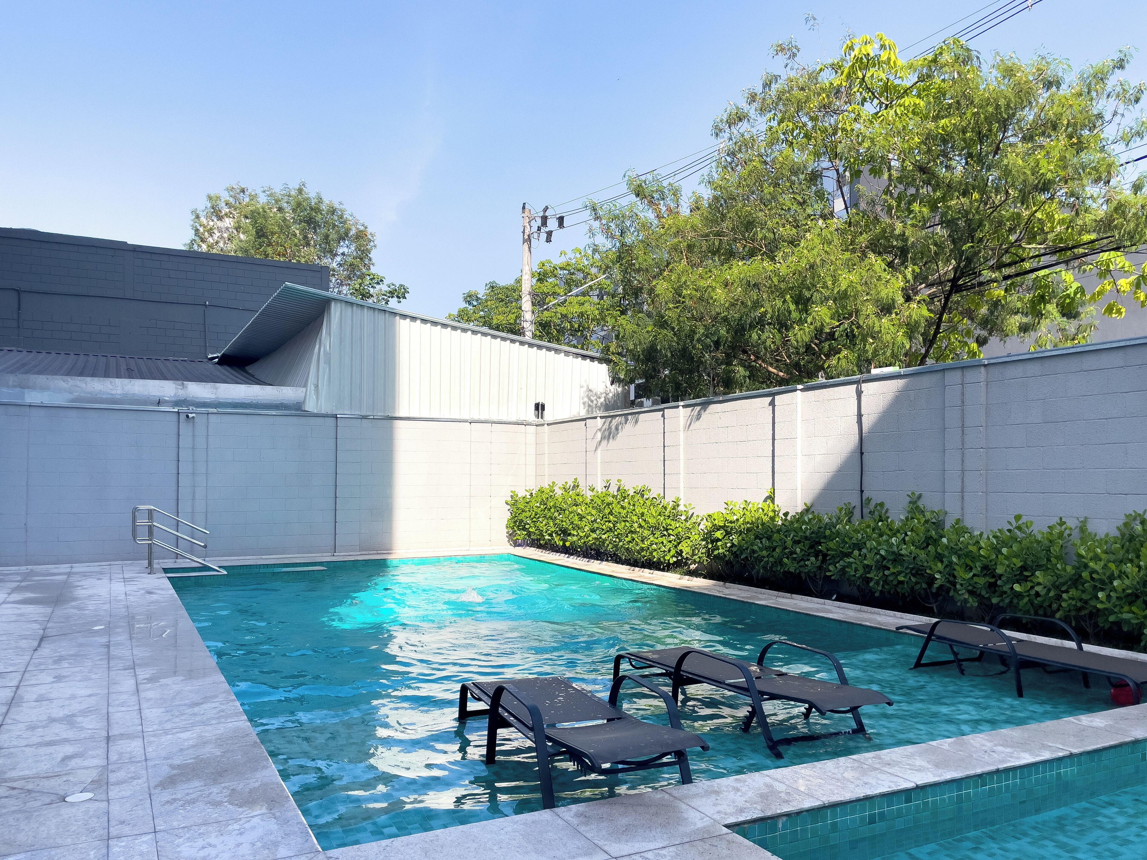 Außenpool, Liegestühle