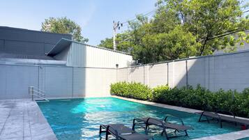 Piscina all'aperto, lettini