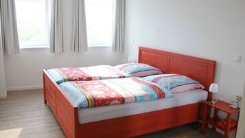 2 Schlafzimmer, Reisekinderbett, kostenloses WLAN, Bettwäsche