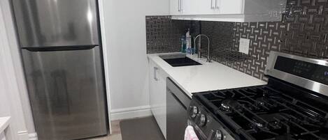 冰箱、微波炉、烤箱、炉灶