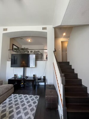Living area - 3-bedroom townhome in lovely Henderson, 10 min from Downtown Las Vegas (Henderson)
