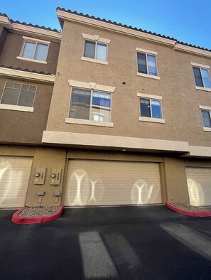 Exterior - 3-bedroom townhome in lovely Henderson, 10 min from Downtown Las Vegas (Henderson)