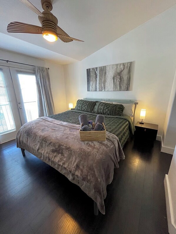 3 bedrooms, iron/ironing board, WiFi, bed sheets - 3-bedroom townhome in lovely Henderson, 10 min from Downtown Las Vegas (Henderson)