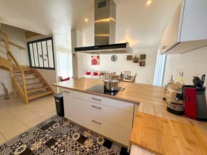 Fridge, microwave, oven, dishwasher - Ker Eozen - Comfortable house in centre of town (Plouguerneau)