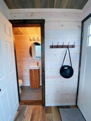 Dusche, Haartrockner, Seife, Toilettenpapier