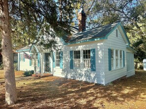 Exterior - Game room! 2 Bedroom Home With Washer and Dryer (Tifton)