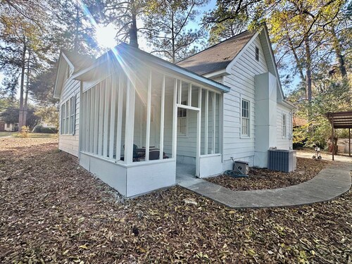 Game room! 2 Bedroom Home With Washer and Dryer