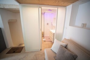 Dusche, kostenlose Toilettenartikel, Haartrockner, Hausschuhe