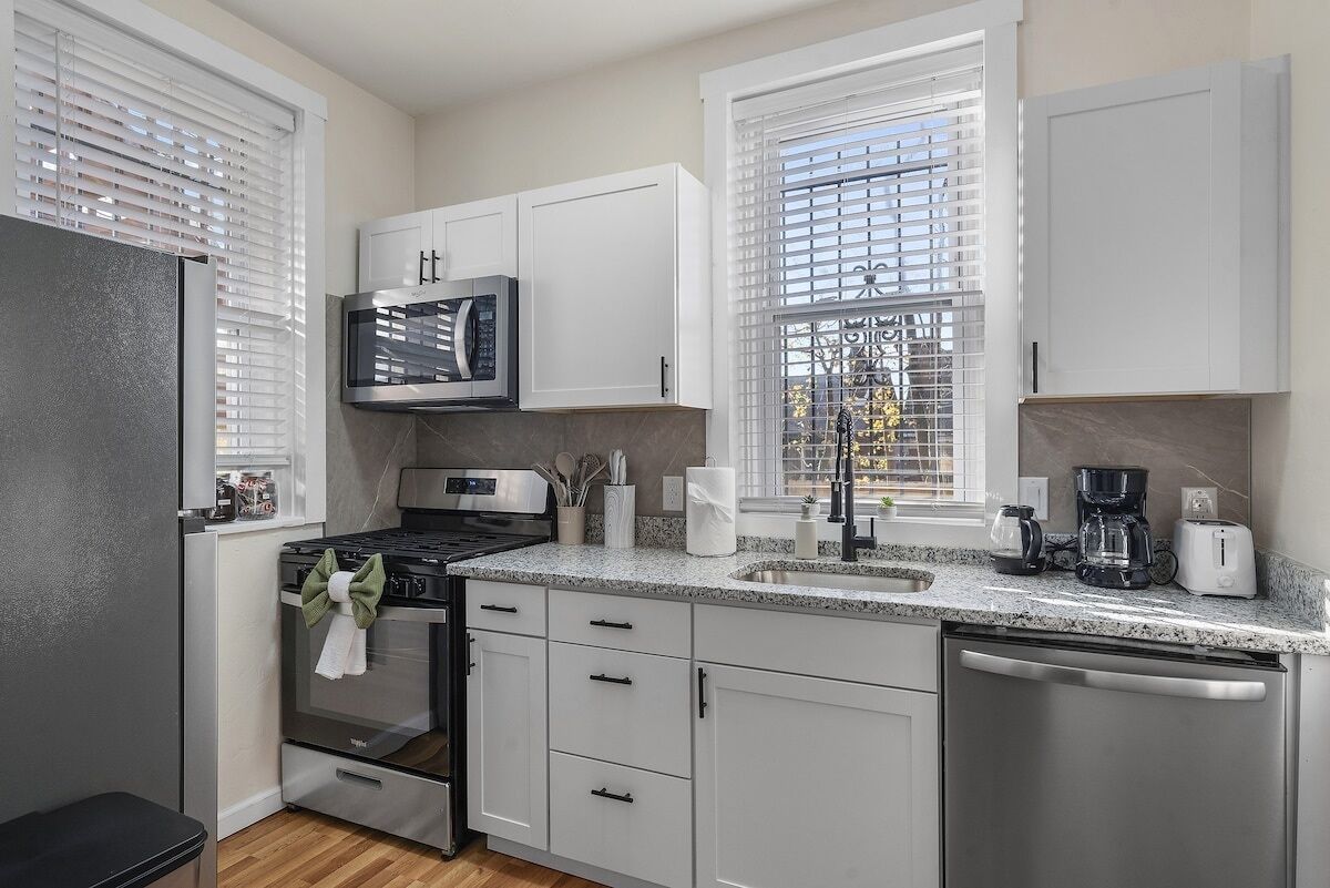 Refrigerador, microondas, horno y parrilla de estufa 