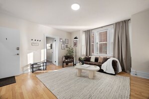 TV, books - Squirrel Hill Chic • Spaciuos 1BR + Parking & Gym (Pittsburgh)