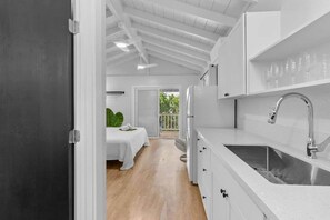 WiFi, bed sheets - 3-min walk to beach | King bed | Newly Renovated! (Kailua-Kona)