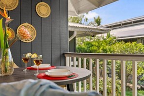 Outdoor dining - 3-min walk to beach | King bed | Newly Renovated! (Kailua-Kona)