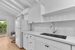 Interior - 3-min walk to beach | King bed | Newly Renovated! (Kailua-Kona)