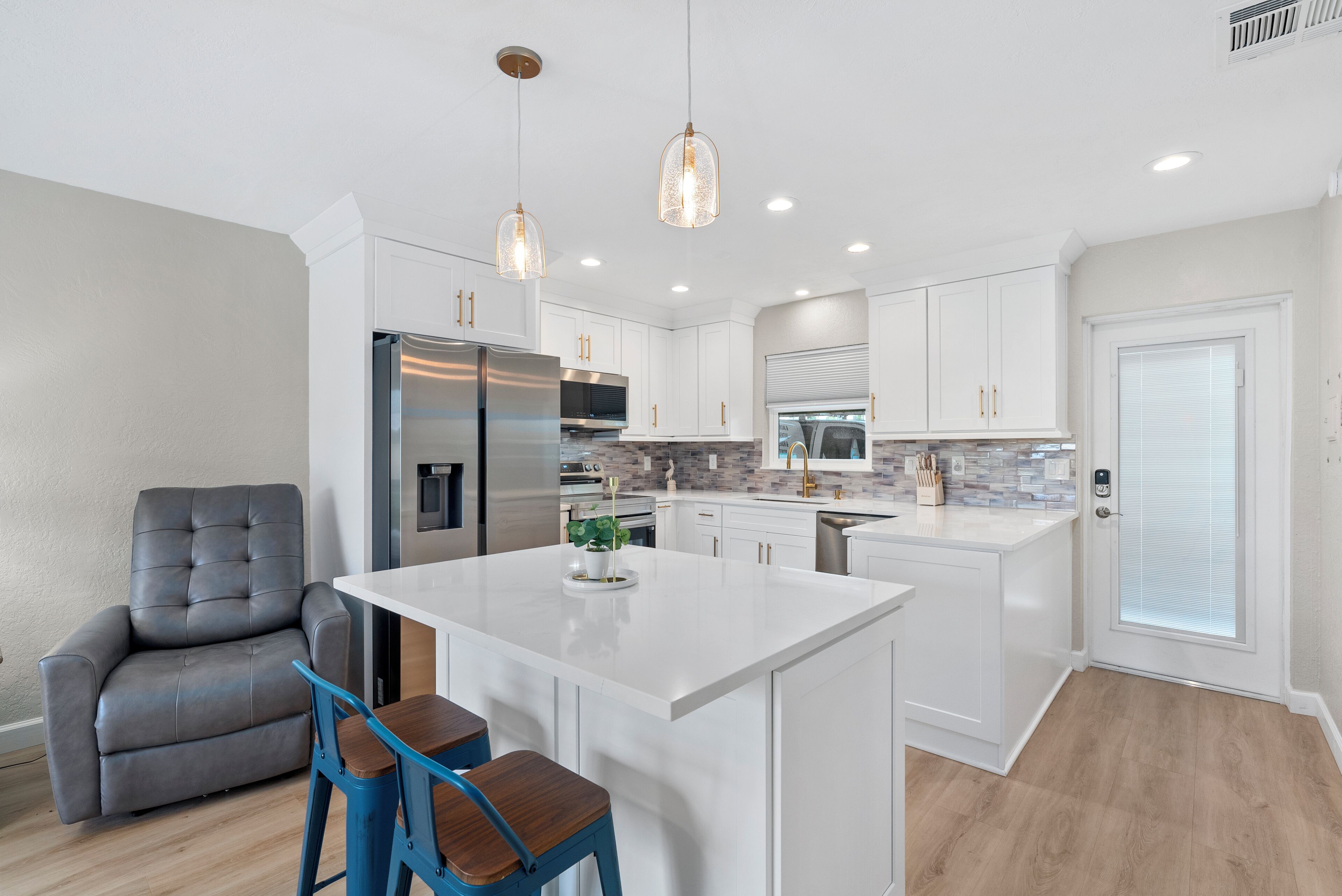 Réfrigérateur, micro-ondes, four, plaque de cuisson