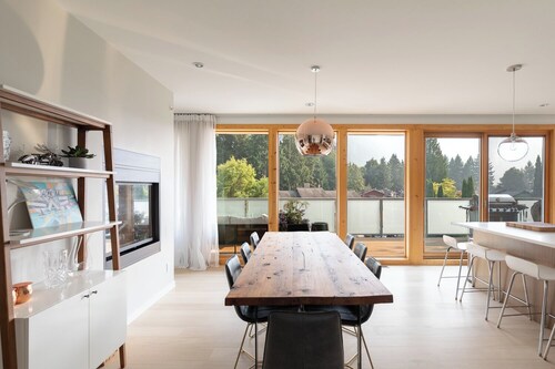 Luxury Mountain Home: Hot Tub, Chief Views, Secure Garage for Ski/Bike Gear