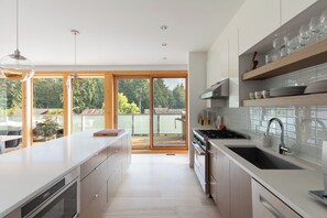 冰箱、微波炉、烤箱、炉灶