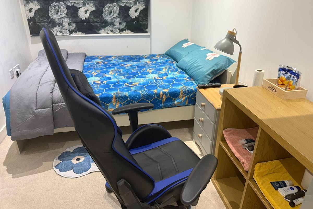 مكتب ومساحة عمل للكمبيوتر المحمول وواي فاي مجانًا