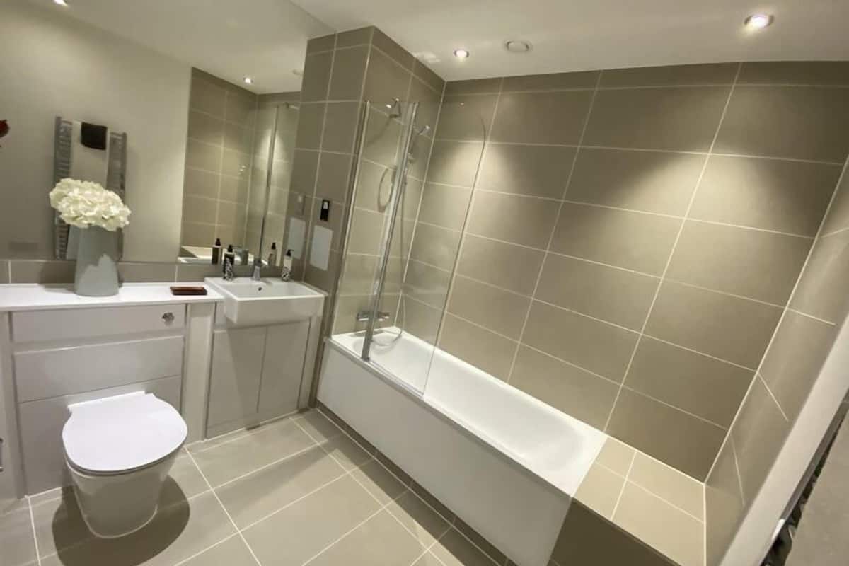 أحواض استحمام وحجيرات دش منفصلة، مستلزمات مجانية للعناية الشخصية