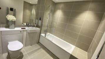 Separate bathtub and shower, free toiletries, hair dryer, towels