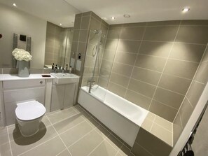 أحواض استحمام وحجيرات دش منفصلة، مستلزمات مجانية للعناية الشخصية