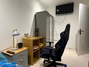 مكتب ومساحة عمل للكمبيوتر المحمول وواي فاي مجانًا