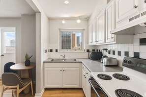 Frigorífico, microondas, horno y lavavajillas