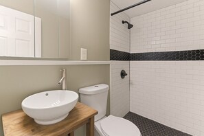 Ducha, secador de pelo, toallas y jabón