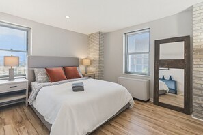 1 dormitorio, tabla de planchar con plancha, wifi y ropa de cama