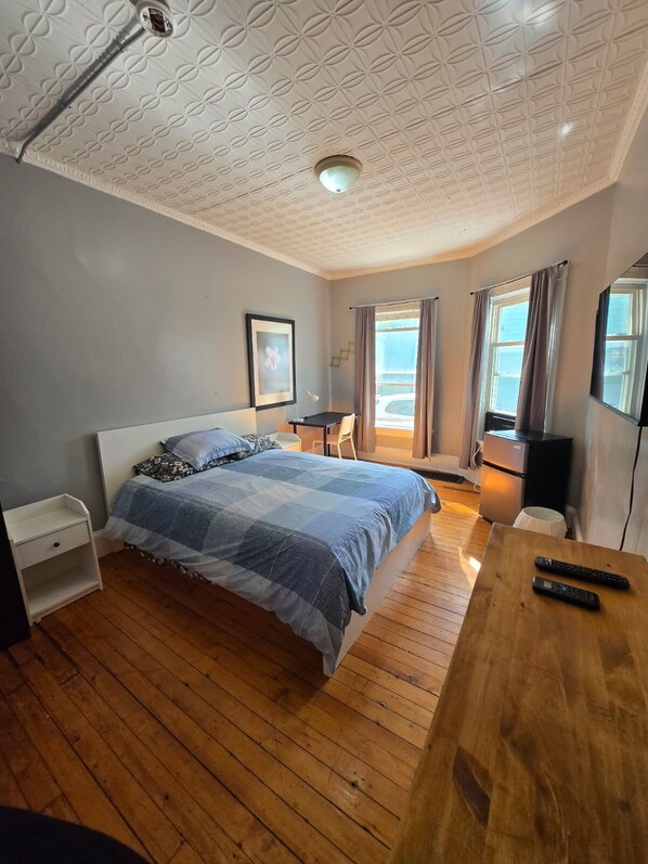 Double Room, 1 Double Bed | Free WiFi - Kevinsrentals Dot Com (Providence)