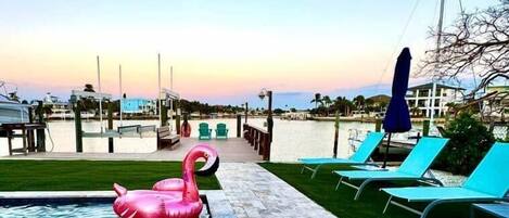 Een verwarmd zwembad