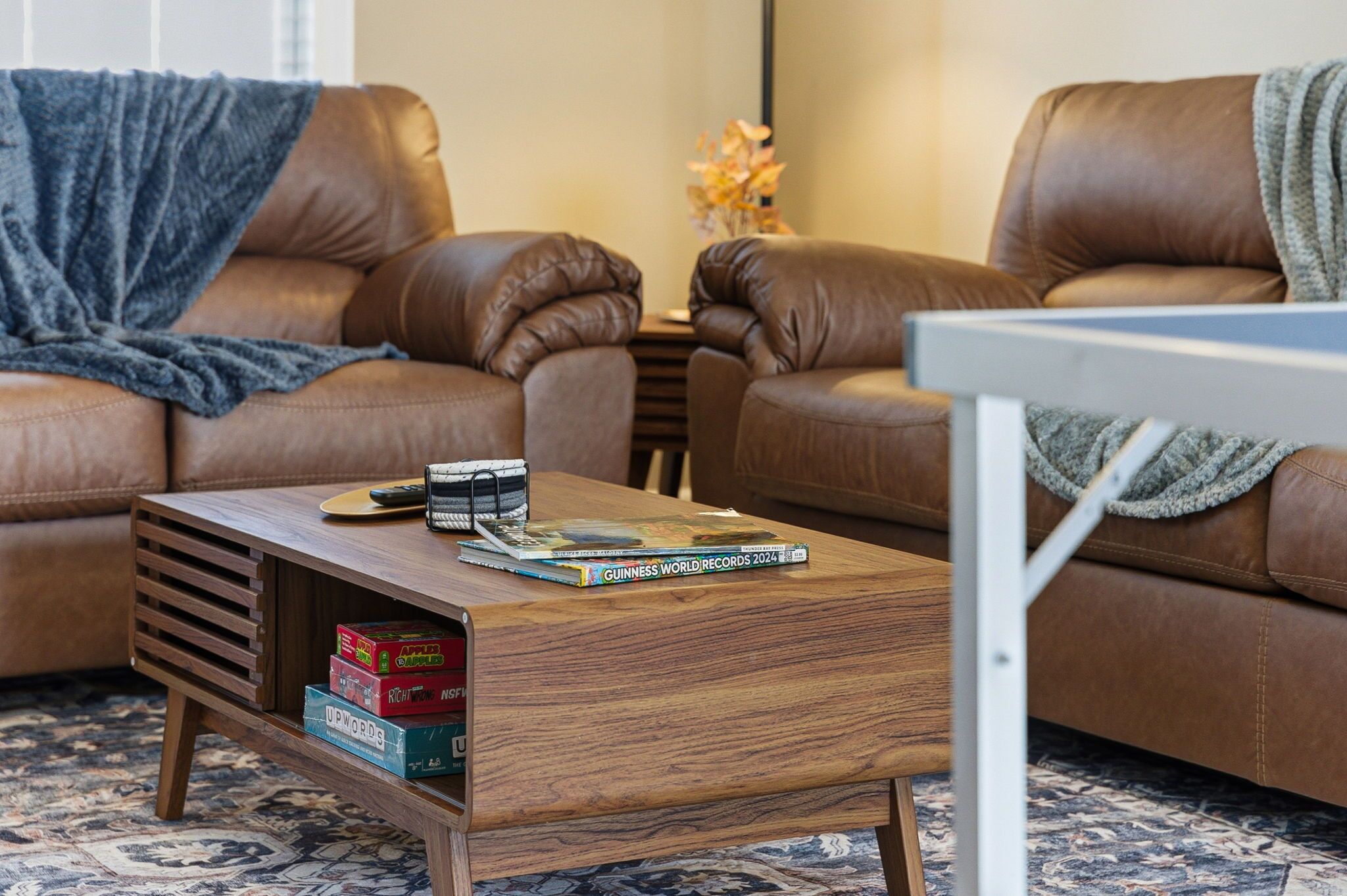 TV connectée, table de tennis de table, livres