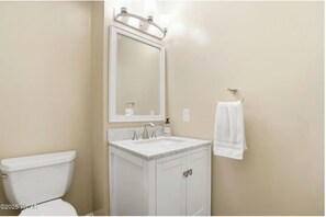 Sèche-cheveux, serviettes fournies, papier toilette