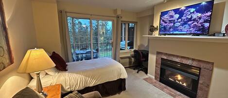 Tabla de planchar con plancha, wifi y ropa de cama