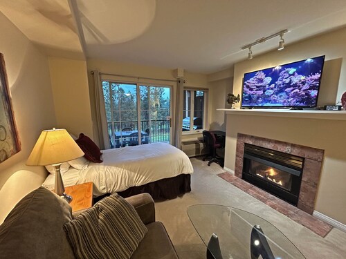 Cozy Family Studio | Golf Course View & BBQ (202B)