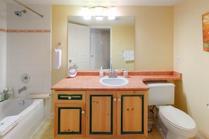 Hair dryer, towels - Family Studio - 202B (Kelowna)