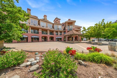 Cozy Family Studio | Golf Course View & BBQ (202B)