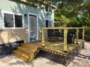 Outdoor dining - Tiny home in Van Alstyne with easy access to Hwy 75 and exceptional privacy. (Van Alstyne)