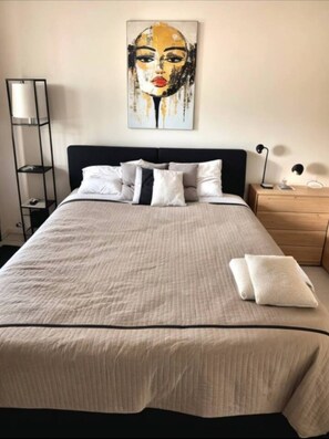 3 habitaciones, escritorio, tabla de planchar con plancha y wifi gratis 