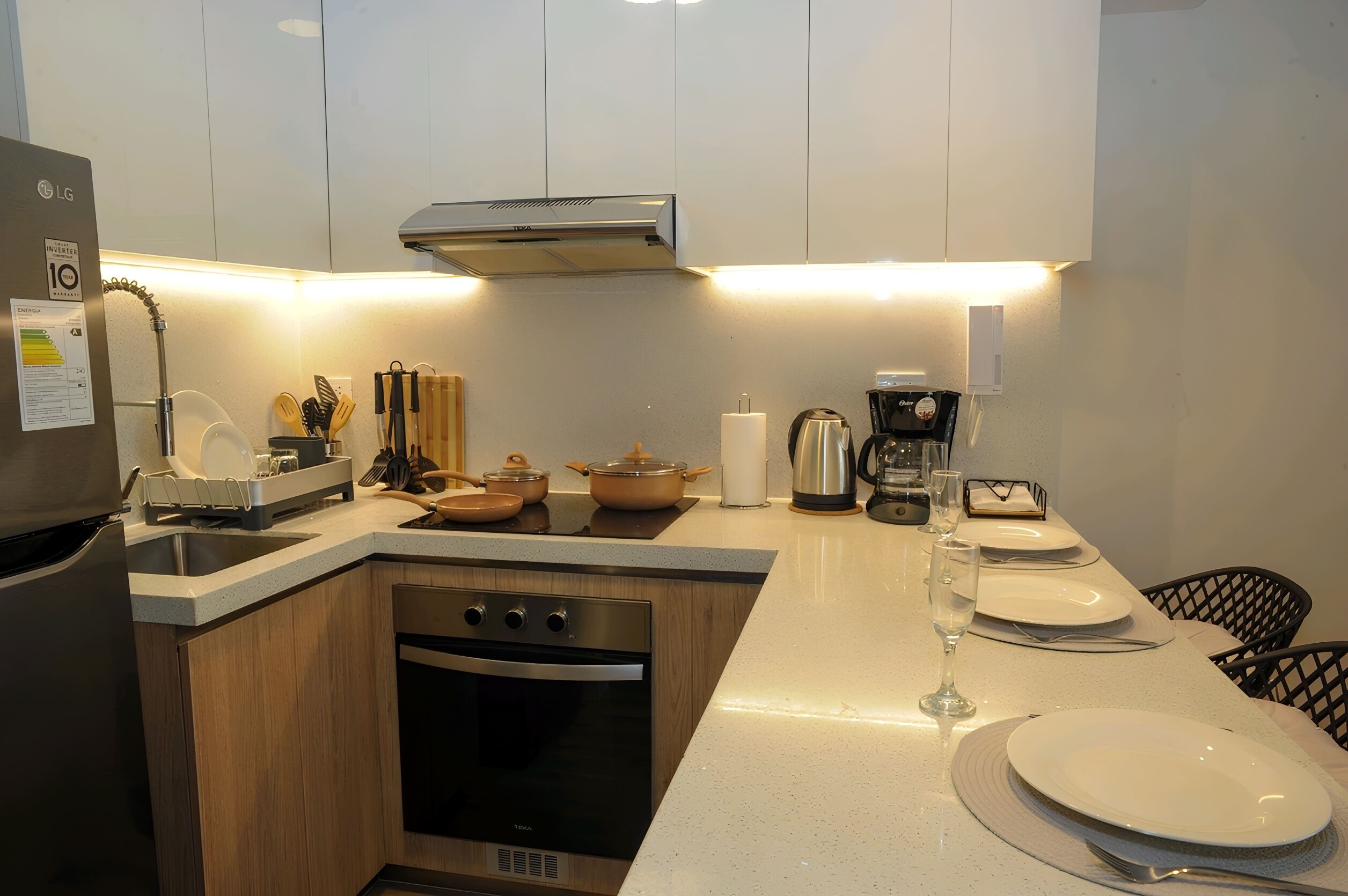 Frigorífico, microondas, horno y placa de cocina