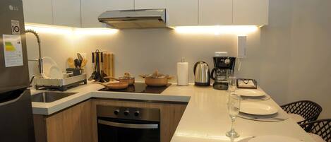 Fridge, microwave, oven, stovetop