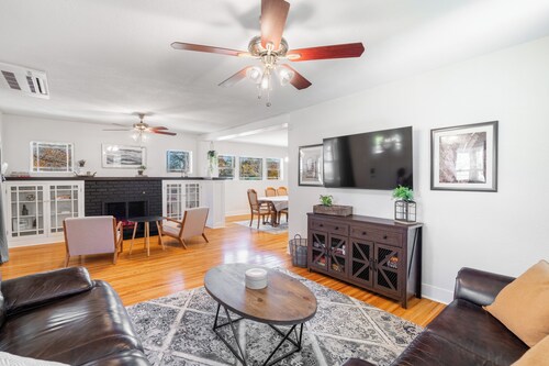 
Historic Brick Home • Sleeps 11 • 2 blocks from downtown!