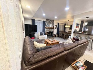 Een televisie, een open haard en een tafeltennistafel