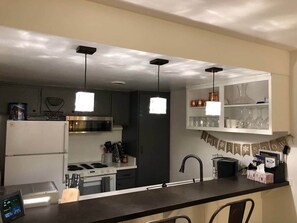 Een koelkast, een magnetron, een oven, een kookplaat