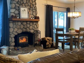 TV, fireplace, ping pong - Cal King, 2BR/2bth Hot Tub, Pool & Walk to town (Mammoth Lakes)