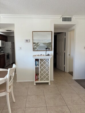 Interior - Modern Condo 2 minute walk to Beach- KING SIZE TEMPUR-PEDIC BED BEAUTIFUL POOL (Siesta Key)
