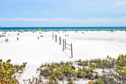 Modern Condo 2 minute walk to Beach- KING SIZE TEMPUR-PEDIC BED BEAUTIFUL POOL